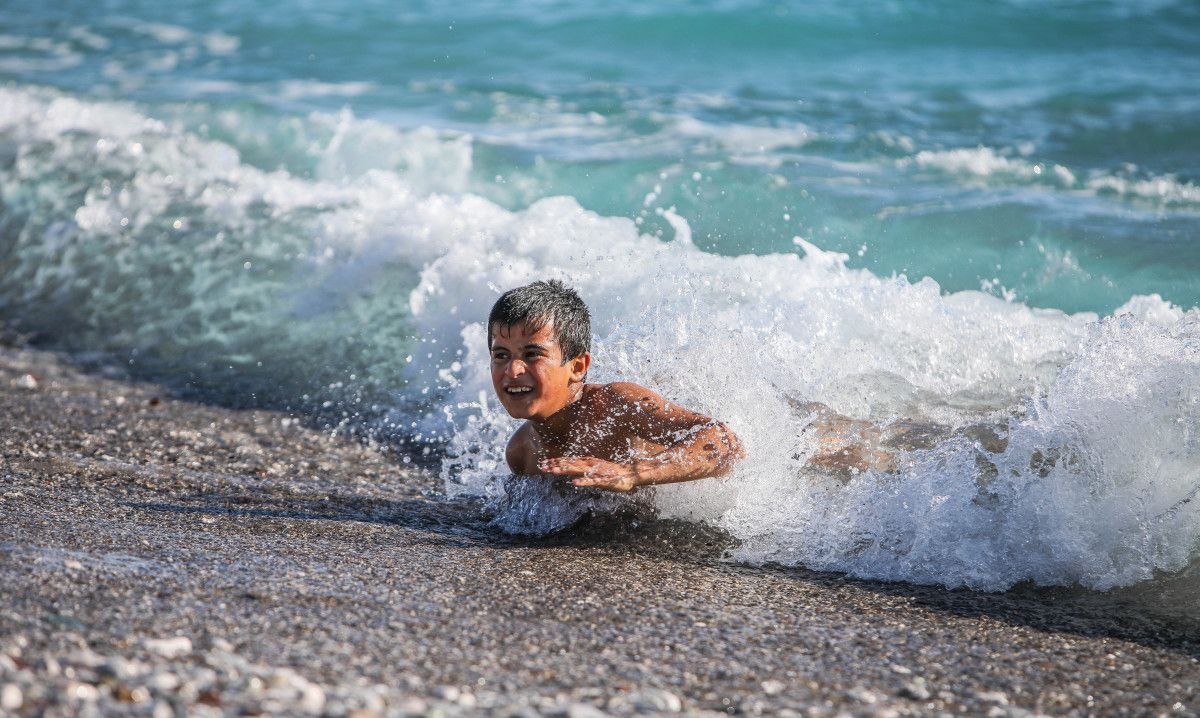 Antalya'da aralıkta deniz keyfi devam ediyor