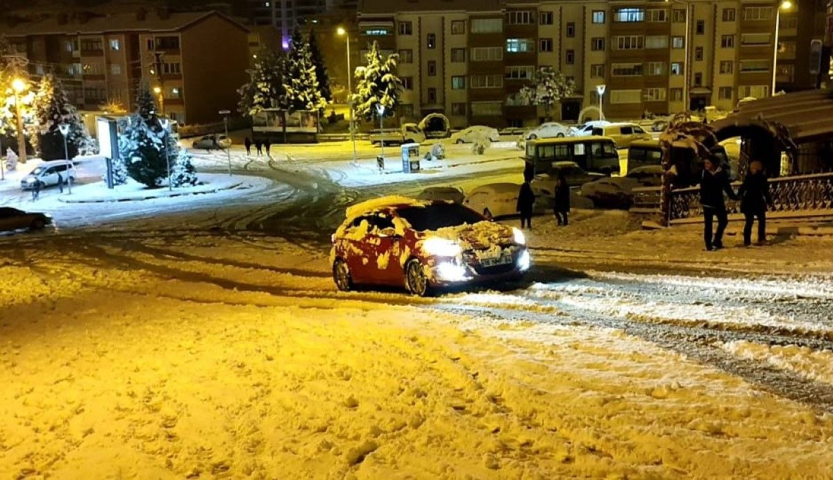 Karabük'te sürücülere zor anlar yaşatan kar, çocukların eğlencesi oldu
