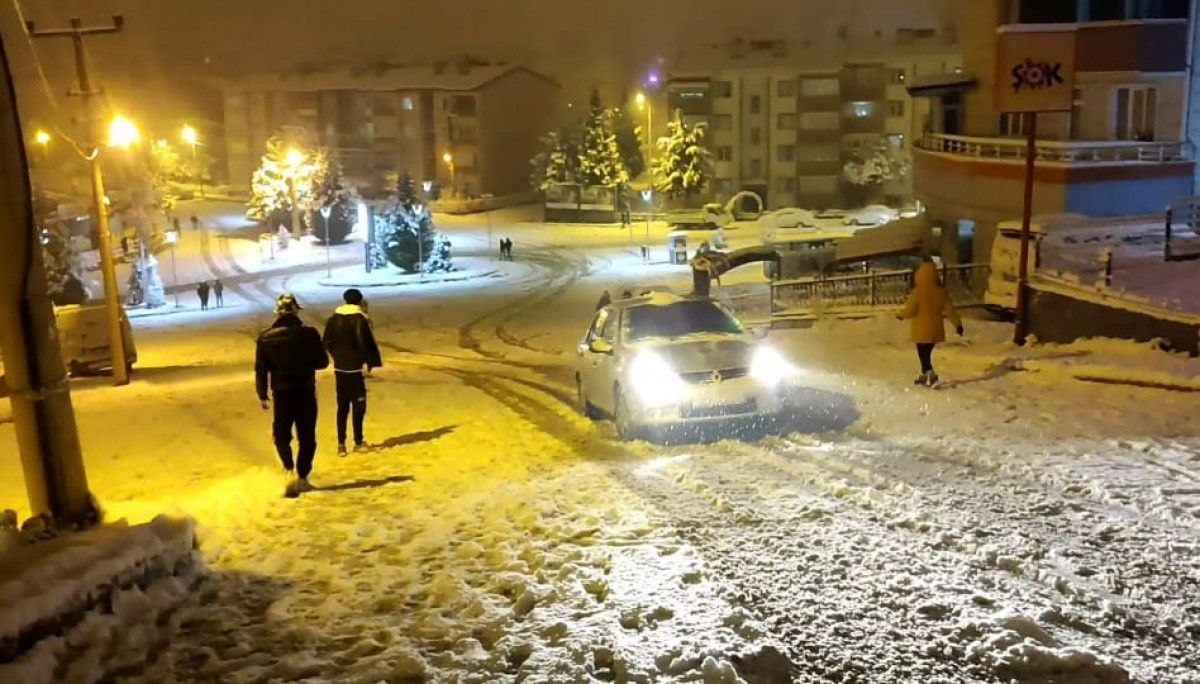 Karabük'te sürücülere zor anlar yaşatan kar, çocukların eğlencesi oldu