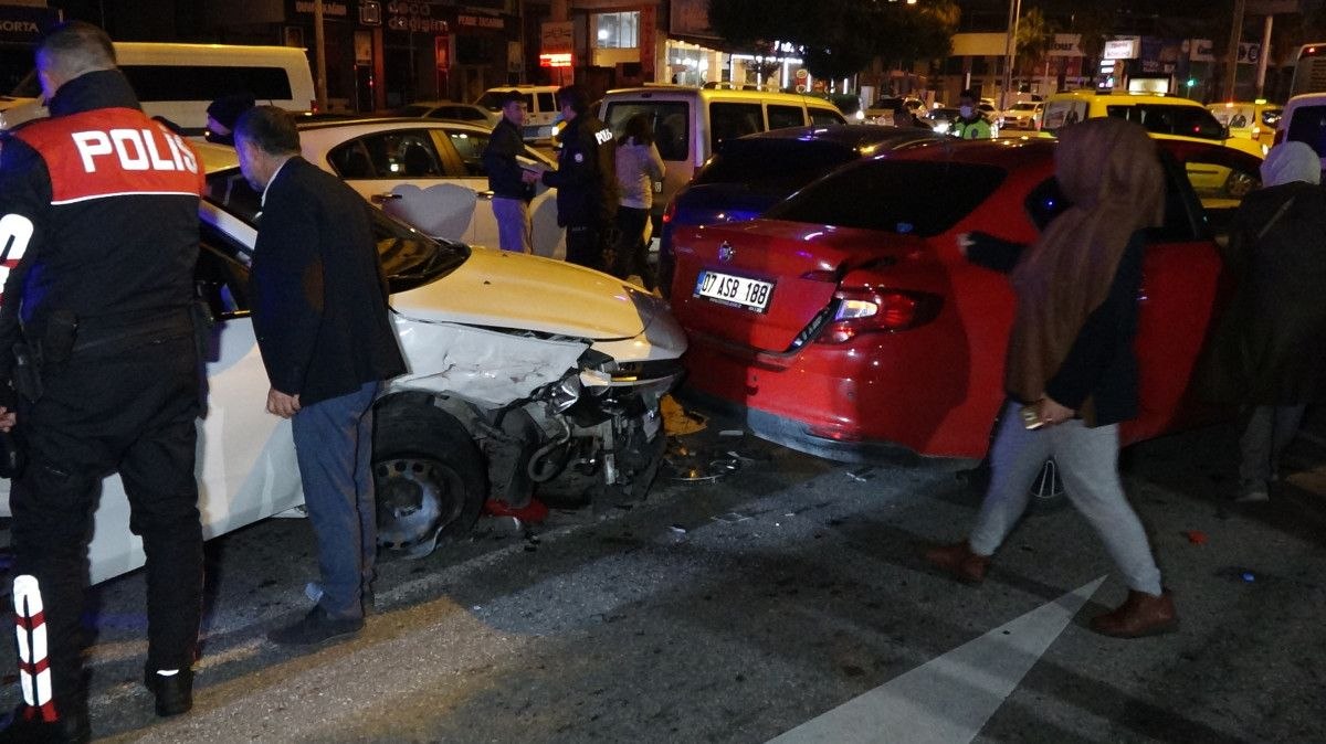 Antalya'da alkollü sürücü kazaya yaptırdı: 5 araç birbirine girdi