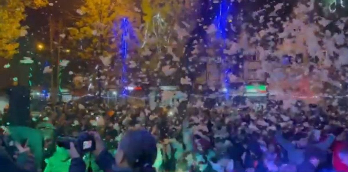 Rizeliler yeni yılı köpük partisi ve horon ile karşıladı