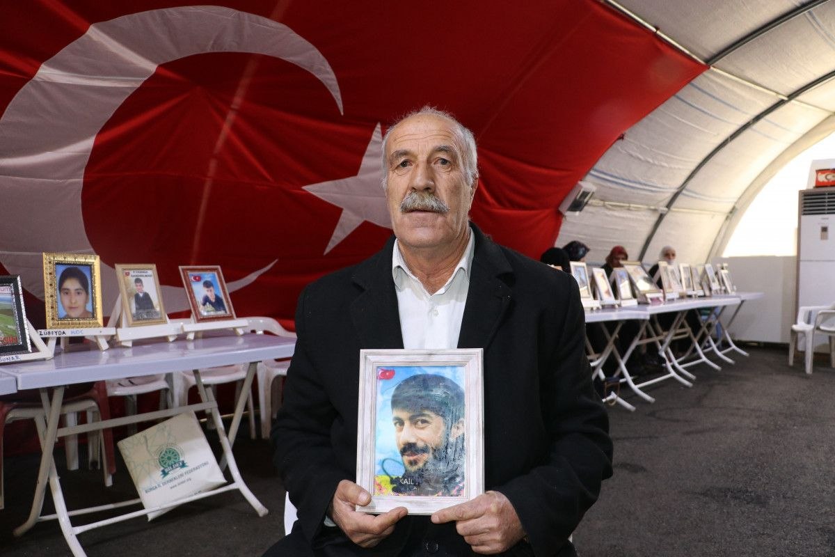 Evlat nöbetindeki baba: Senin yerin Türkiye Cumhuriyeti