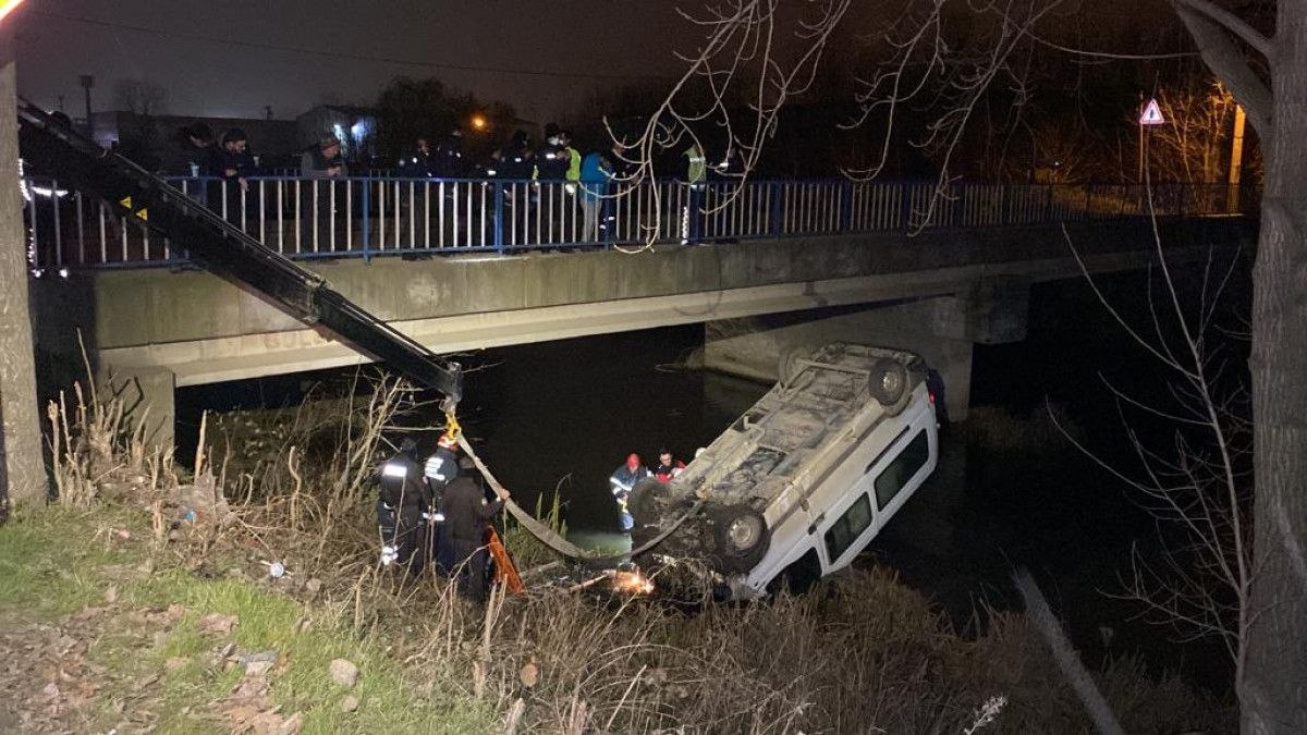 Kocaeli'de dereye düşen minibüsün sürücüsünü itfaiye kurtardı
