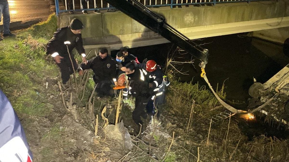 Kocaeli'de dereye düşen minibüsün sürücüsünü itfaiye kurtardı