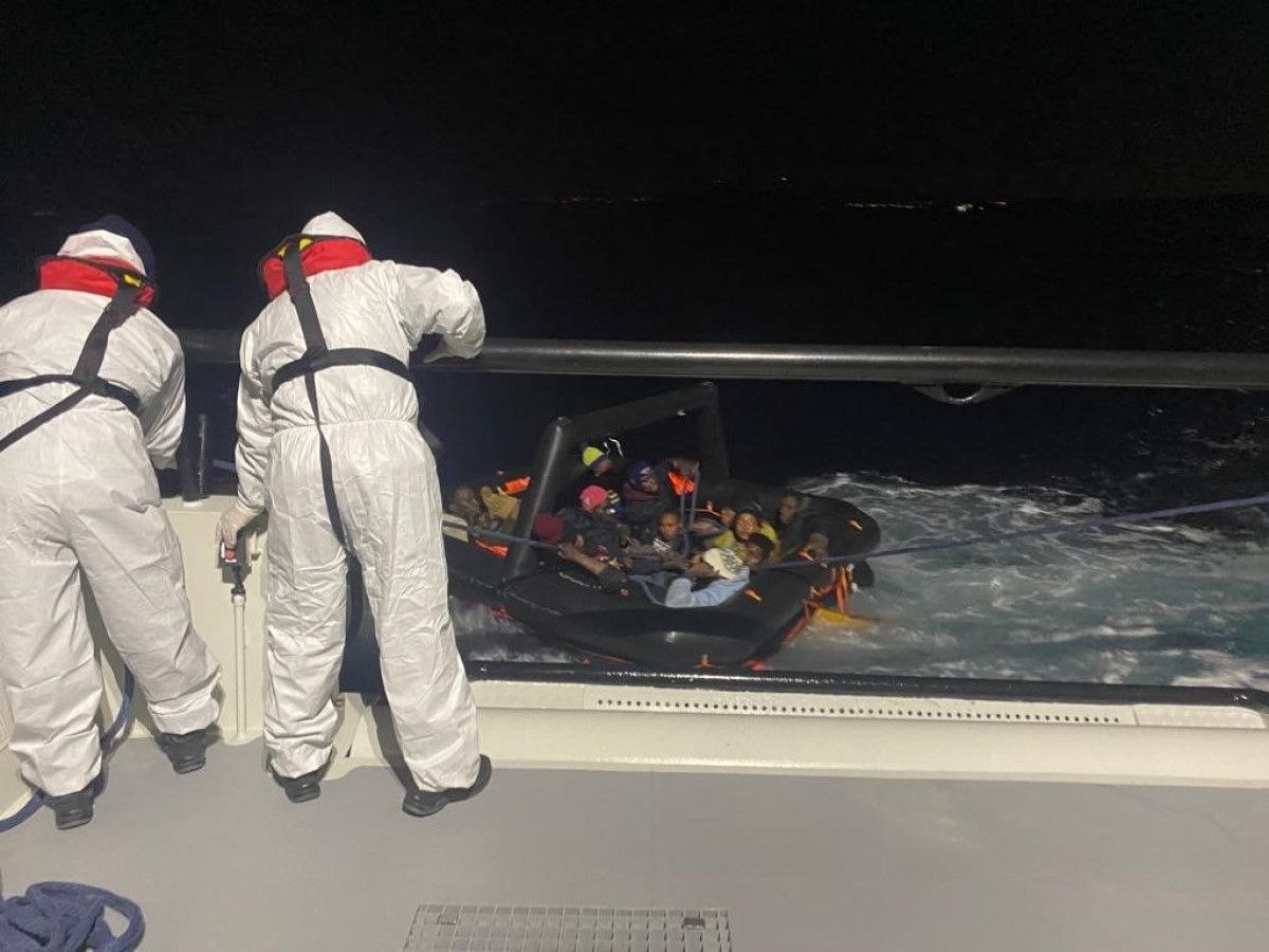 İzmir'in Çeşme açıklarında 15 kaçak göçmen kurtarıldı