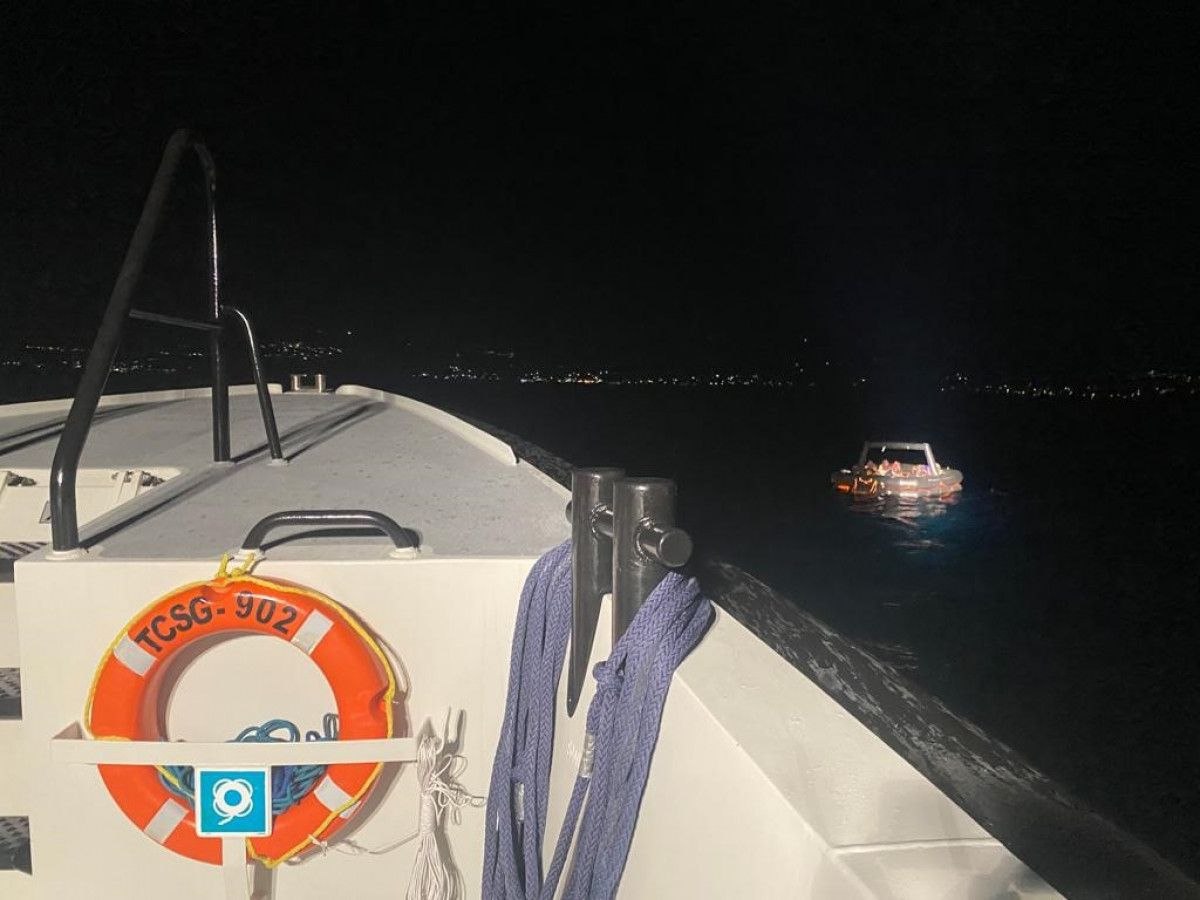 İzmir'in Çeşme açıklarında 15 kaçak göçmen kurtarıldı