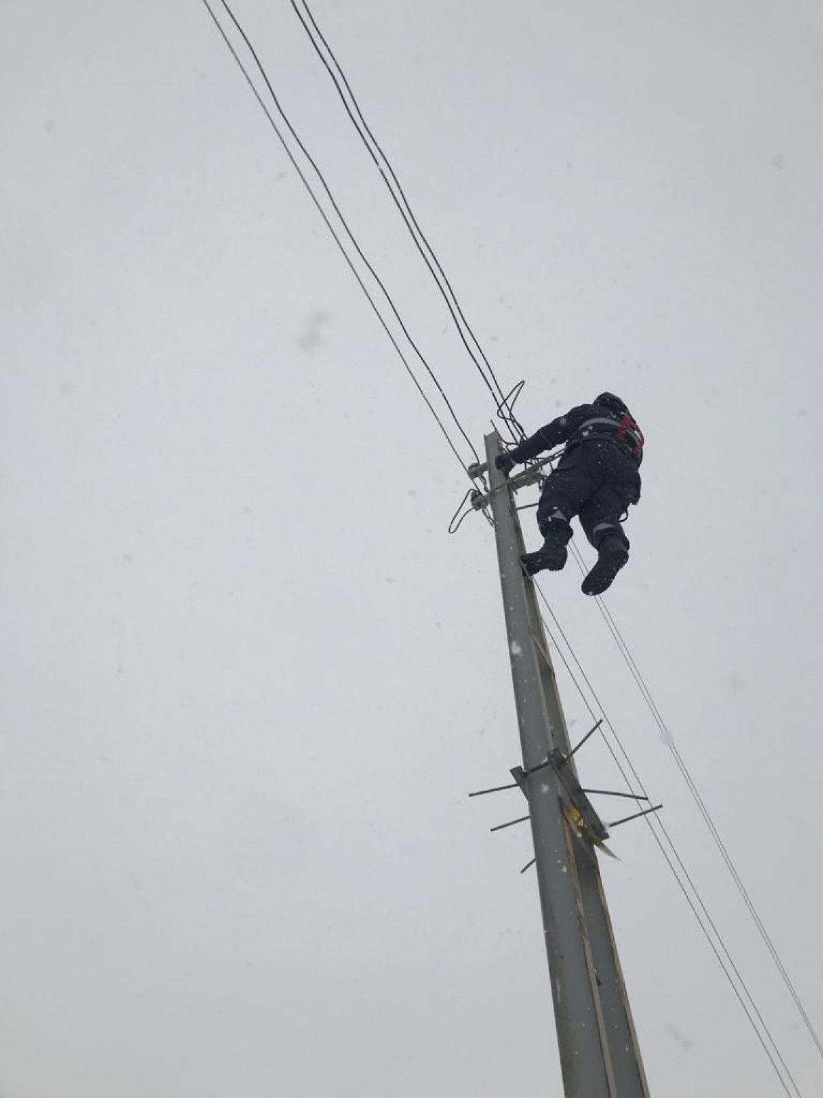 Hakkari'de elektrik arıza ekipleri, kara boyun eğmedi