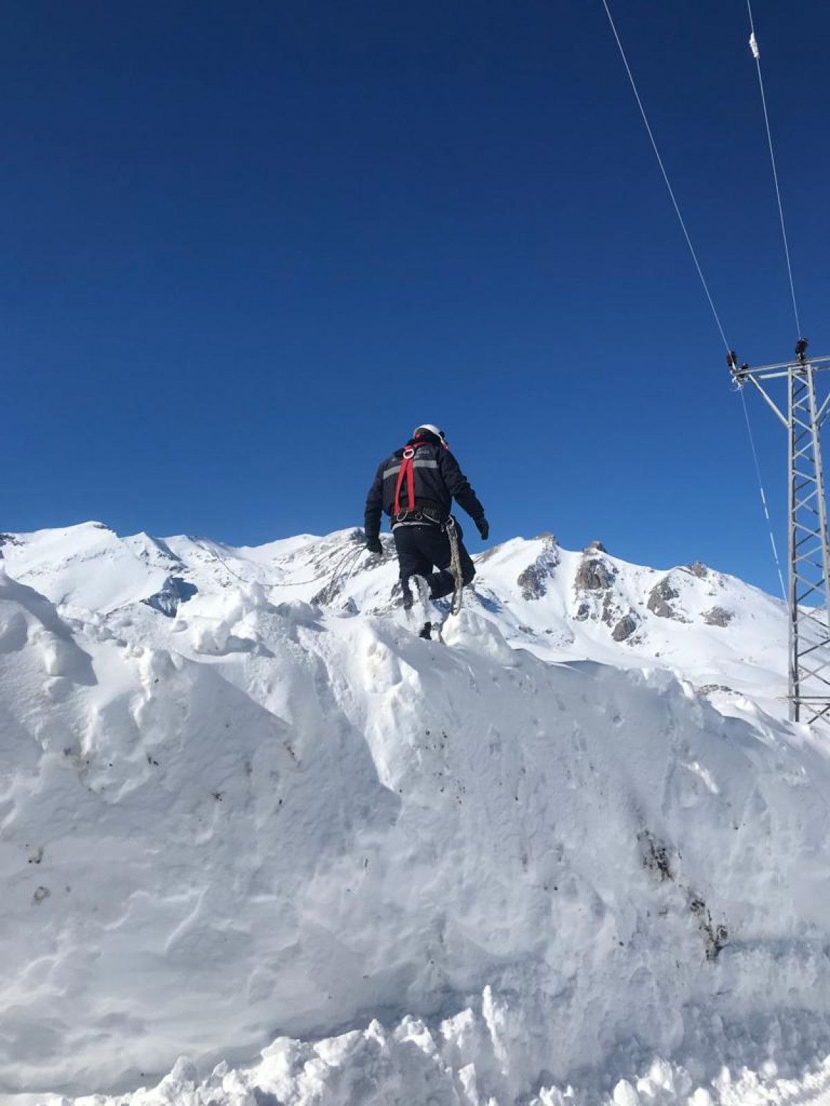 Hakkari'de elektrik arıza ekipleri, kara boyun eğmedi