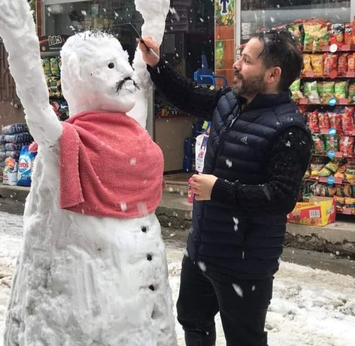 Ordu'da kardan adam sokak ortasında tıraş edildi