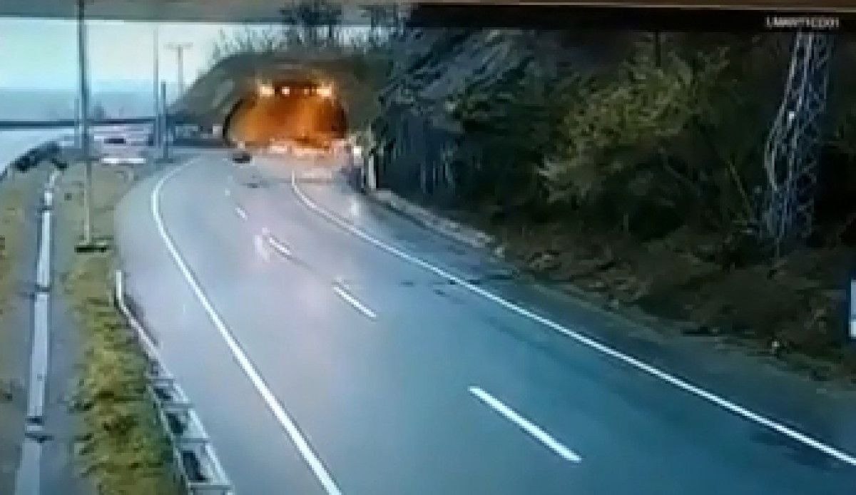 Artvin'de taksi sürücüsü, yamaçtan kopan kayalardan kıl payı kurtuldu