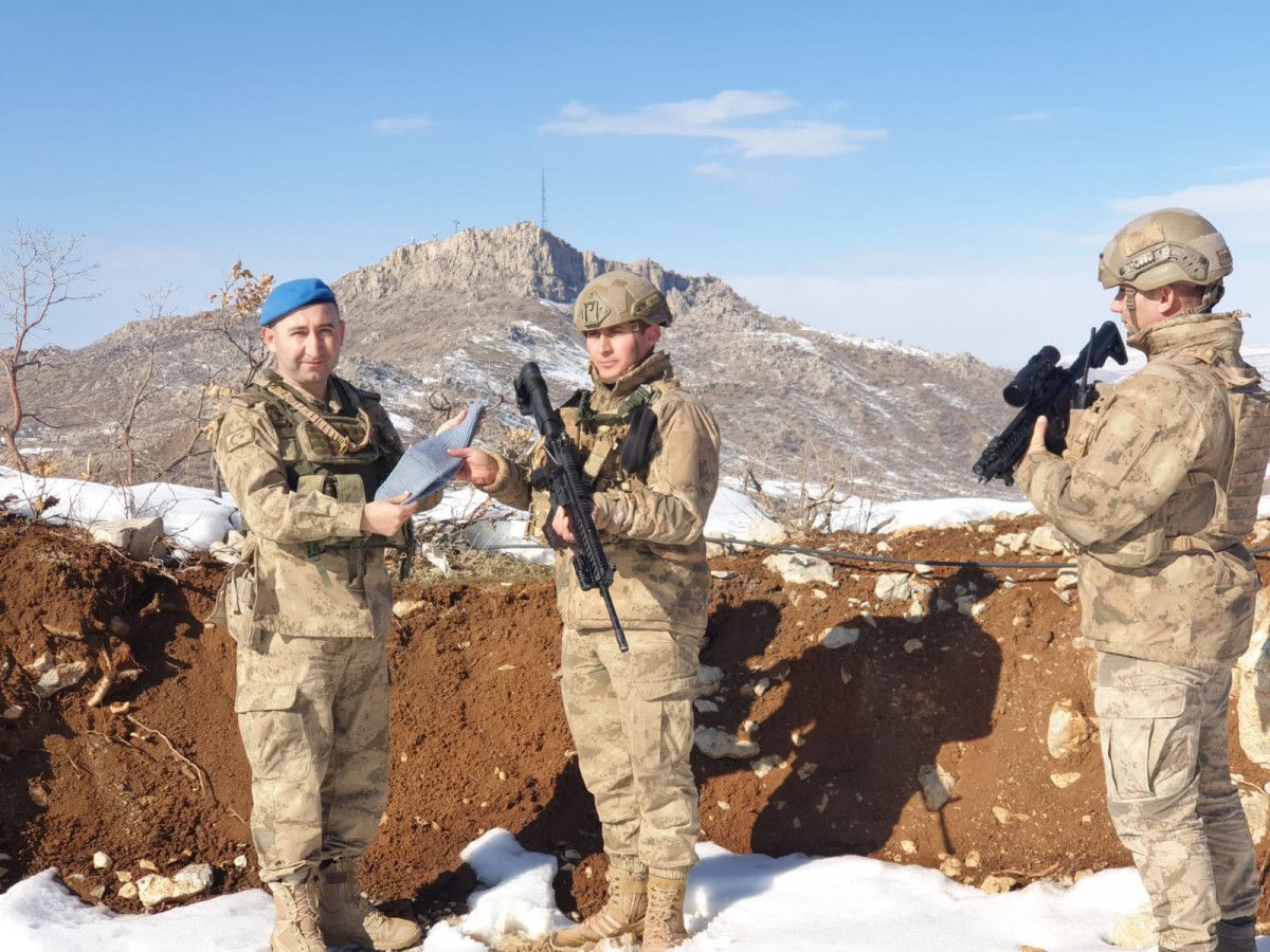 Almanya'da ördüğü çorapları, Mehmetçik'e gönderdi
