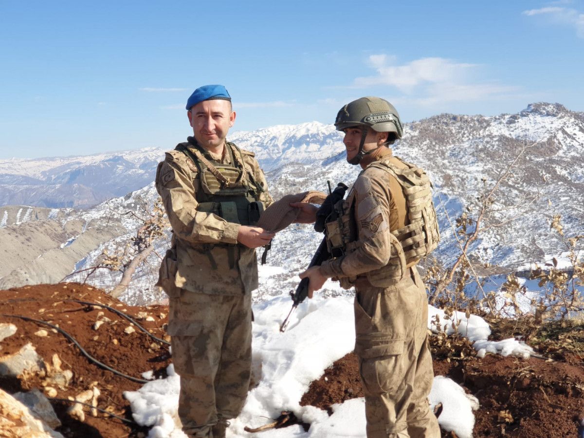 Almanya'da ördüğü çorapları, Mehmetçik'e gönderdi