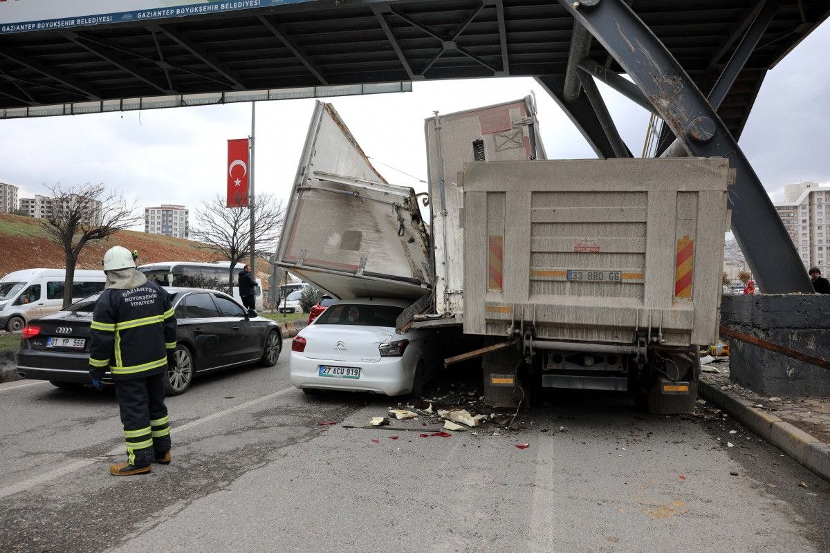 Gaziantep'te devrilen tırın dorsesi aracı ezdi