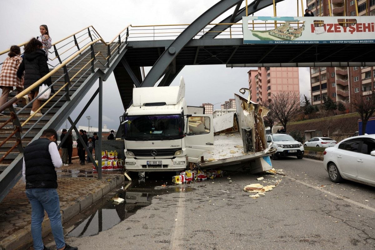 Gaziantep'te devrilen tırın dorsesi aracı ezdi