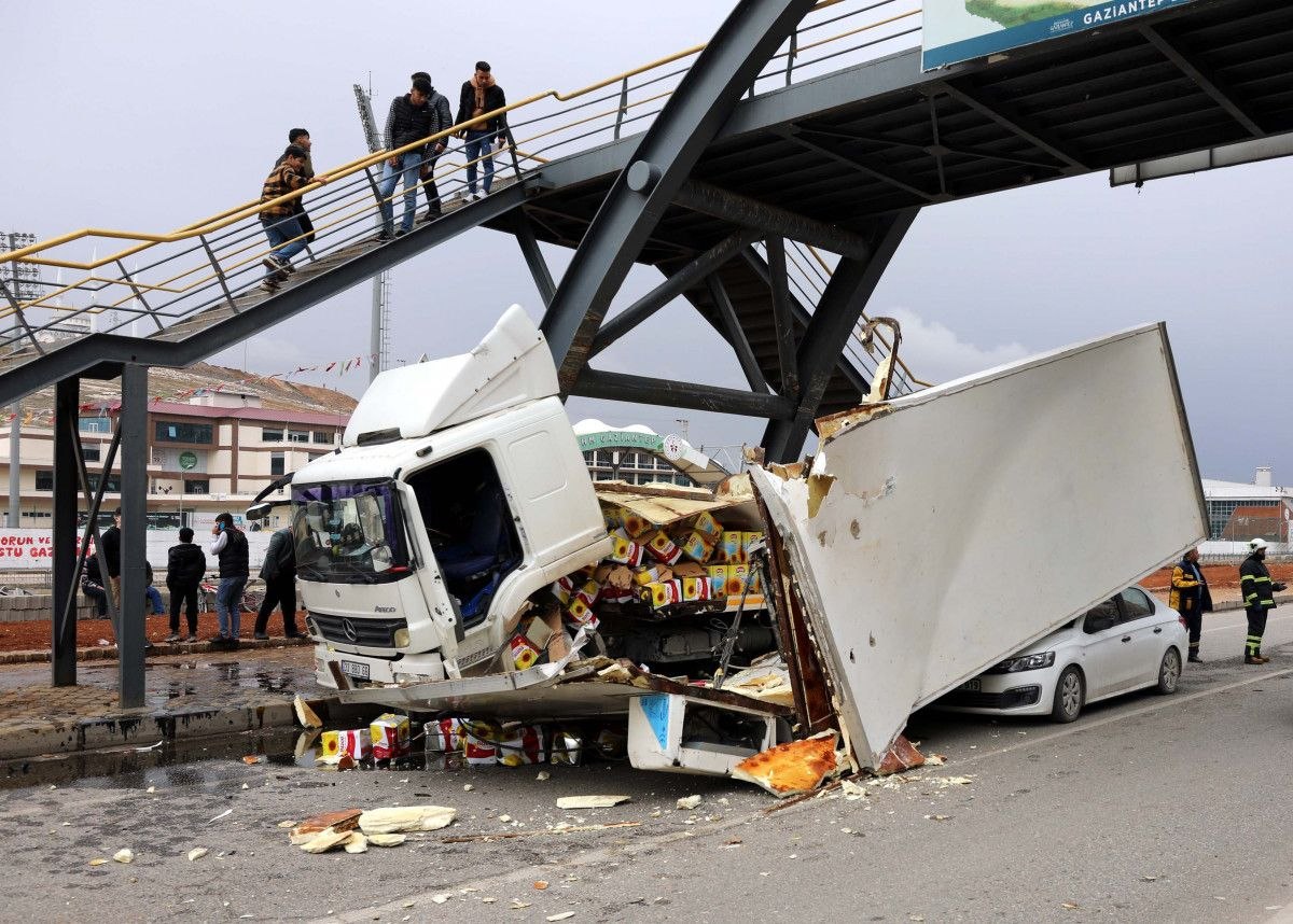 Gaziantep'te devrilen tırın dorsesi aracı ezdi