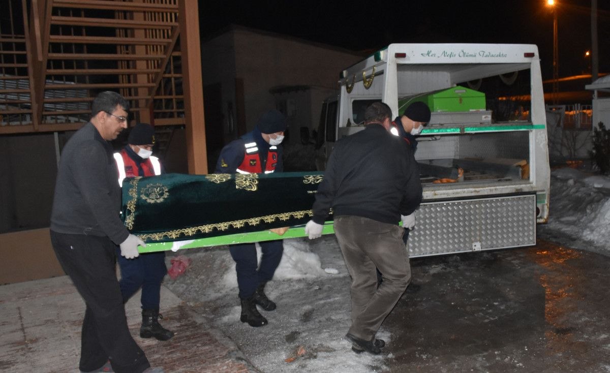 Sivas'ta babasını öldürüp bahçede donarak ölmeyi bekledi