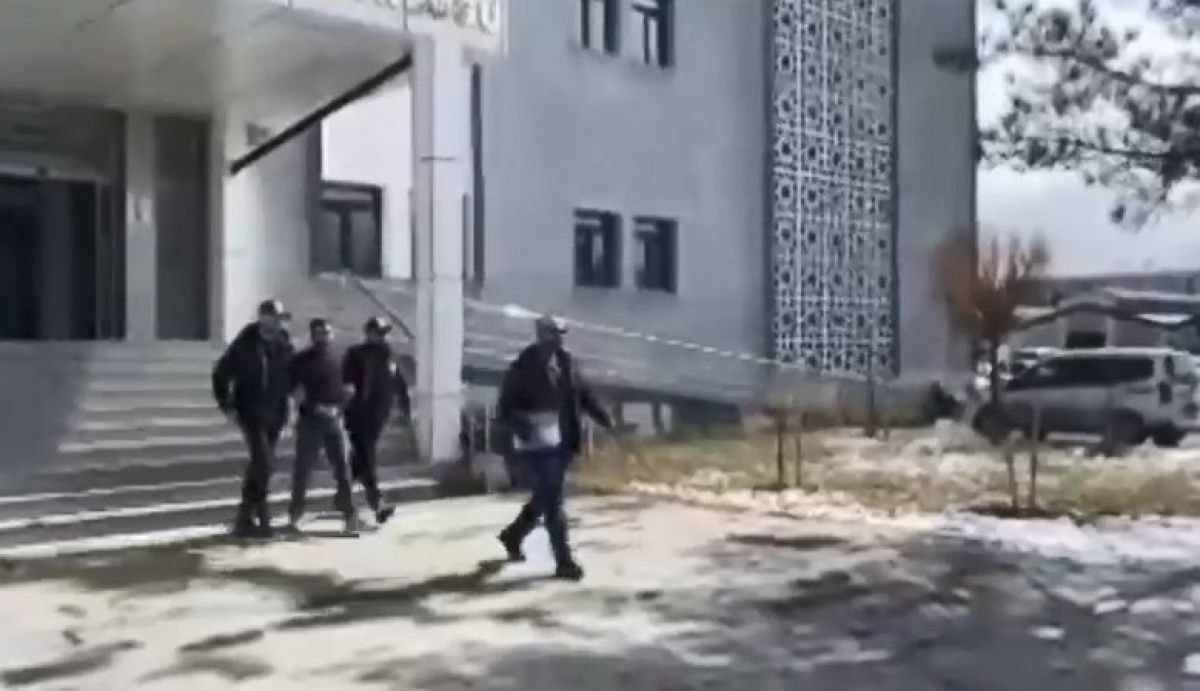 Van’da araması olan kişi, bazada saklanırken bulundu