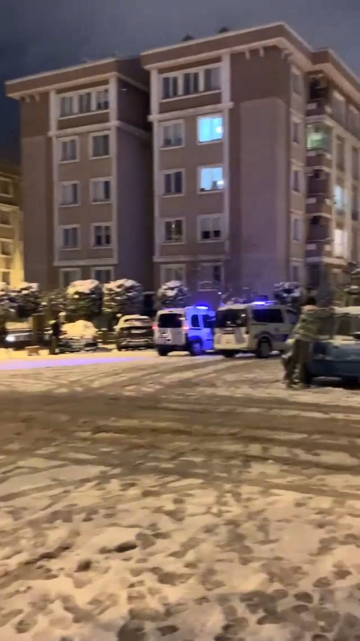 Bakırköy'de polis, vatandaşların kar topu oyununa eşlik etti