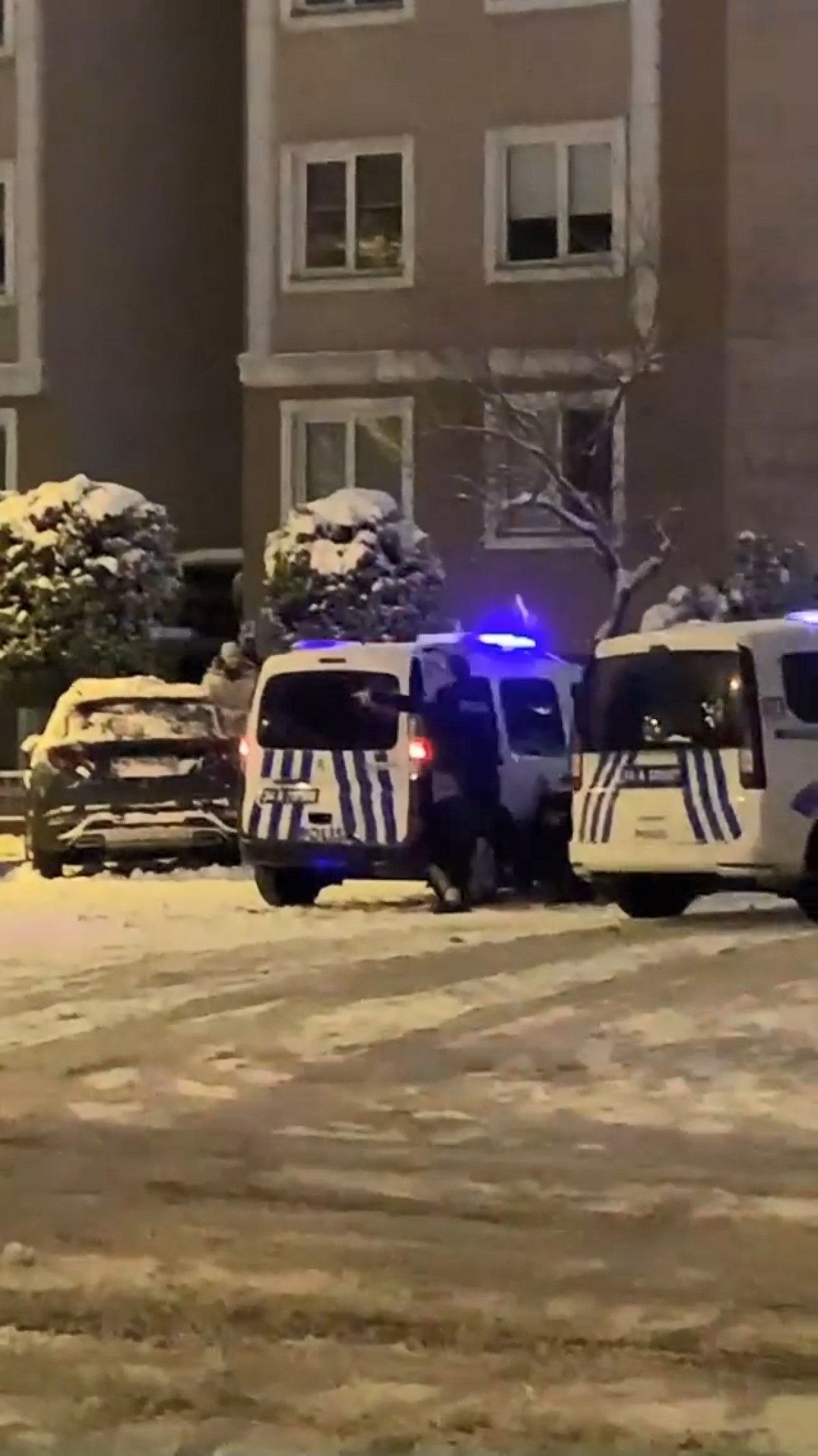 Bakırköy'de polis, vatandaşların kar topu oyununa eşlik etti