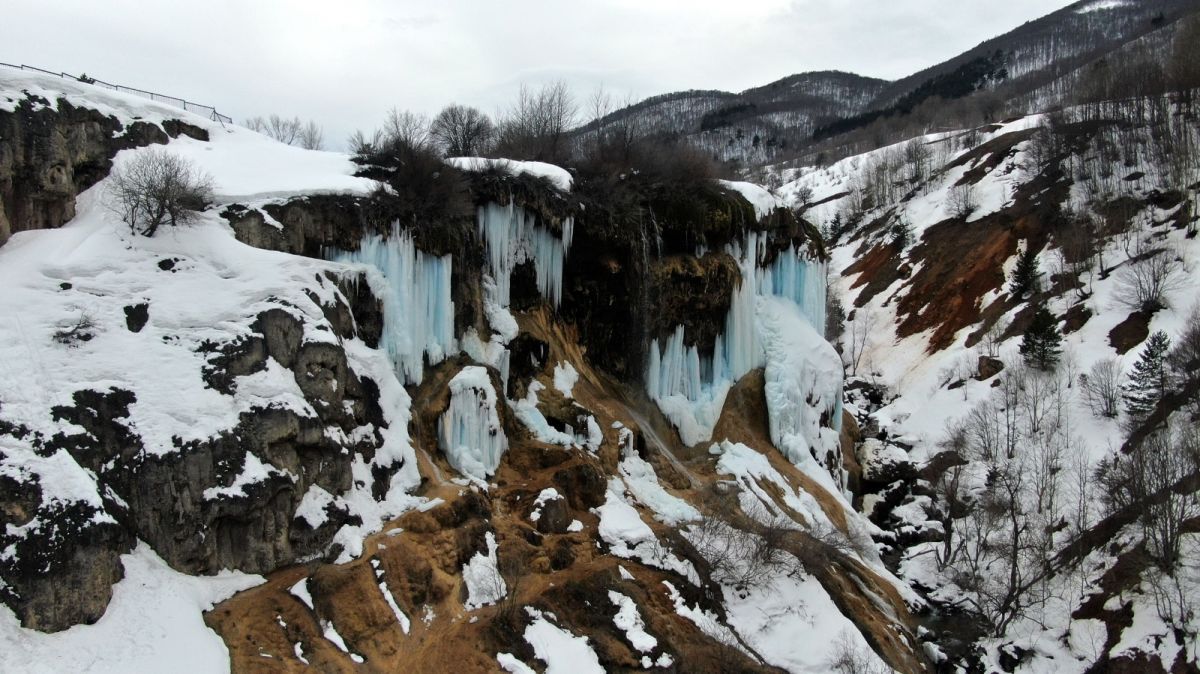 Sivas'ta bahara rağmen şelalede oluşan turkuaz sarkıtlar dikkat çekiyor