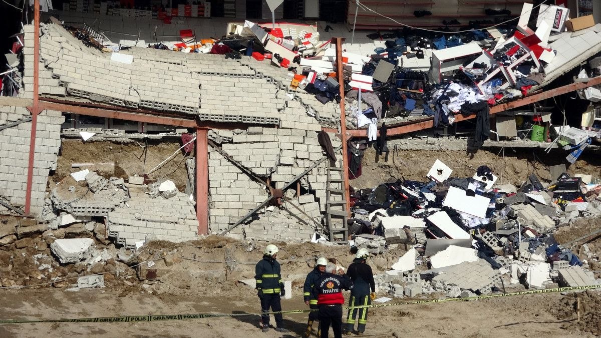 Van'da kazı yapılan inşaat alanının yanındaki AVM'nin duvarı çöktü