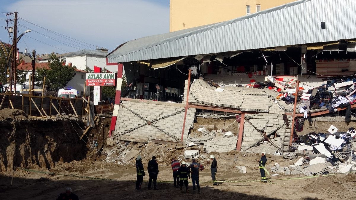 Van'da kazı yapılan inşaat alanının yanındaki AVM'nin duvarı çöktü