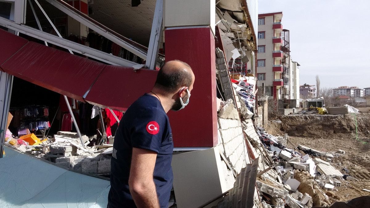Van'da kazı yapılan inşaat alanının yanındaki AVM'nin duvarı çöktü
