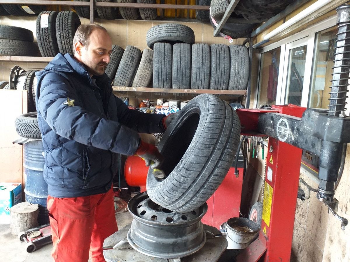 Zonguldak'taki görme engelli, 15 yıldır lastik tamir ediyor