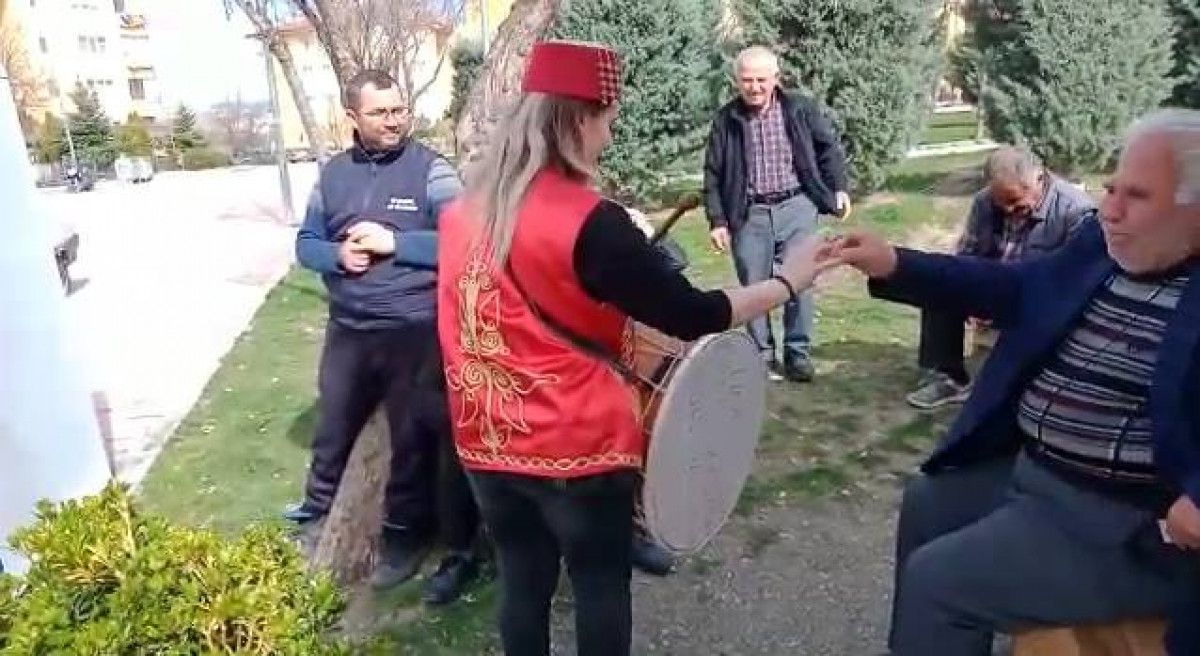 Çorum'daki kadın Ramazan davulcusuna yoğun ilgi