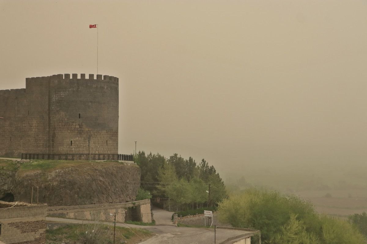 Doğu ve Güneydoğu Anadolu bölgelerinde toz taşınımı etkili oldu