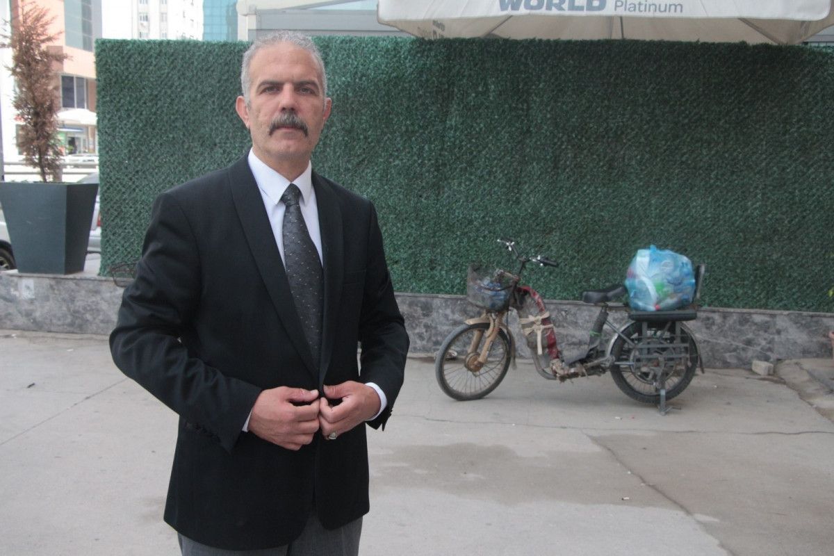 Adana'da takım elbise giyip topladığı çöple yardım sağlıyor