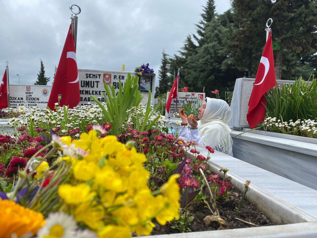 Şehit annesi Anneler Günü'nde oğlunun kabrine gitti