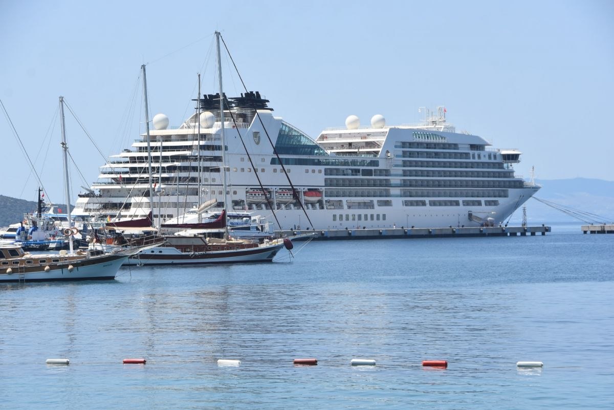 Bodrum'a 268 yolculu dev yolcu gemisi geldi