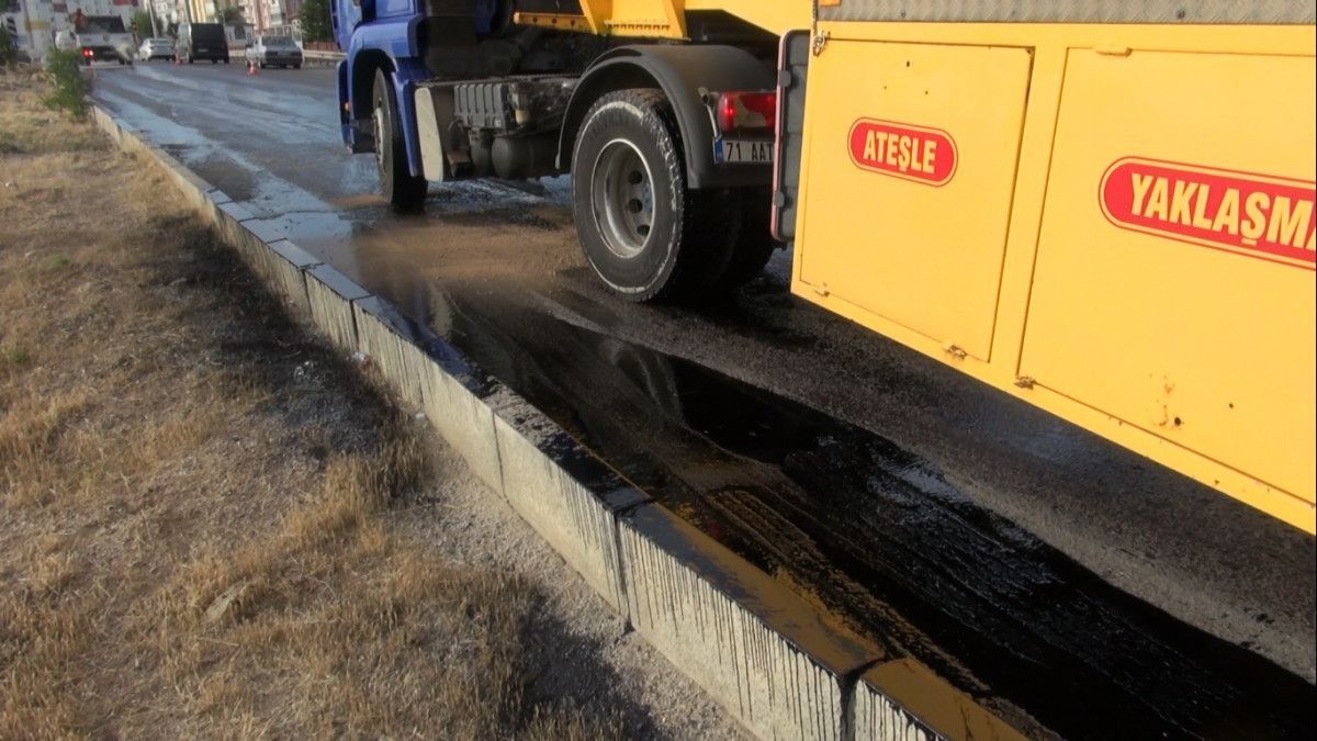 Kırıkkale'de tankerden dökülen zift nedeniyle araçlar yola yapıştı
