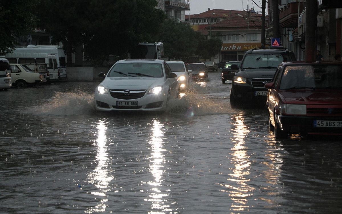 Manisa'da sağanak yağış hayatı olumsuz etkiledi