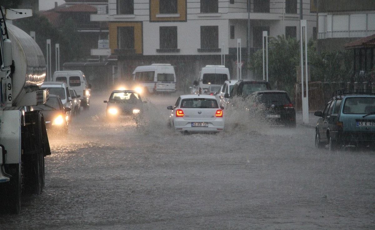 Manisa'da sağanak yağış hayatı olumsuz etkiledi