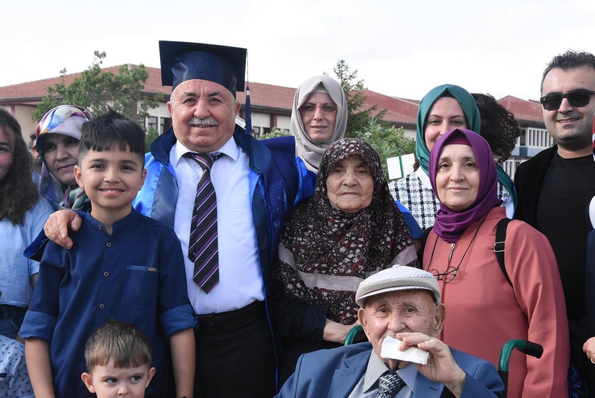 Kütahya'da bir kişi yarım bıraktığı üniversiteyi 63 yaşında bitirdi