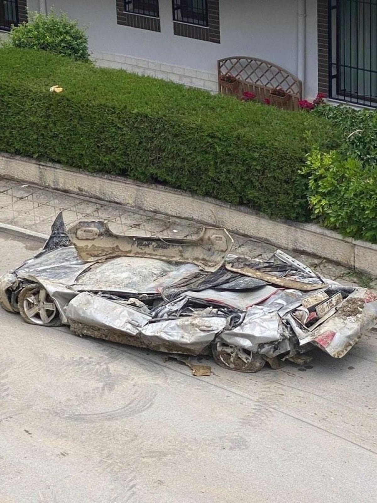 Ankara’da selin yıktığı istinat duvarı, otomobili hurdaya çevirdi