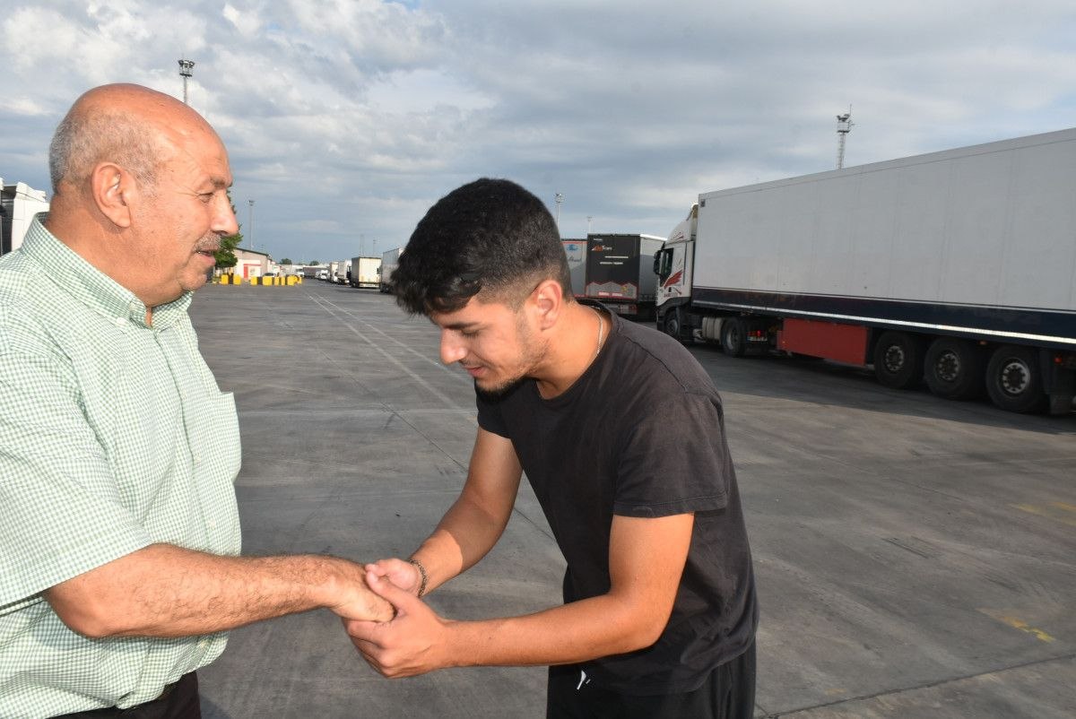 Edirne'de tır şoförü baba, oğullarıyla yollarda bayramlaştı