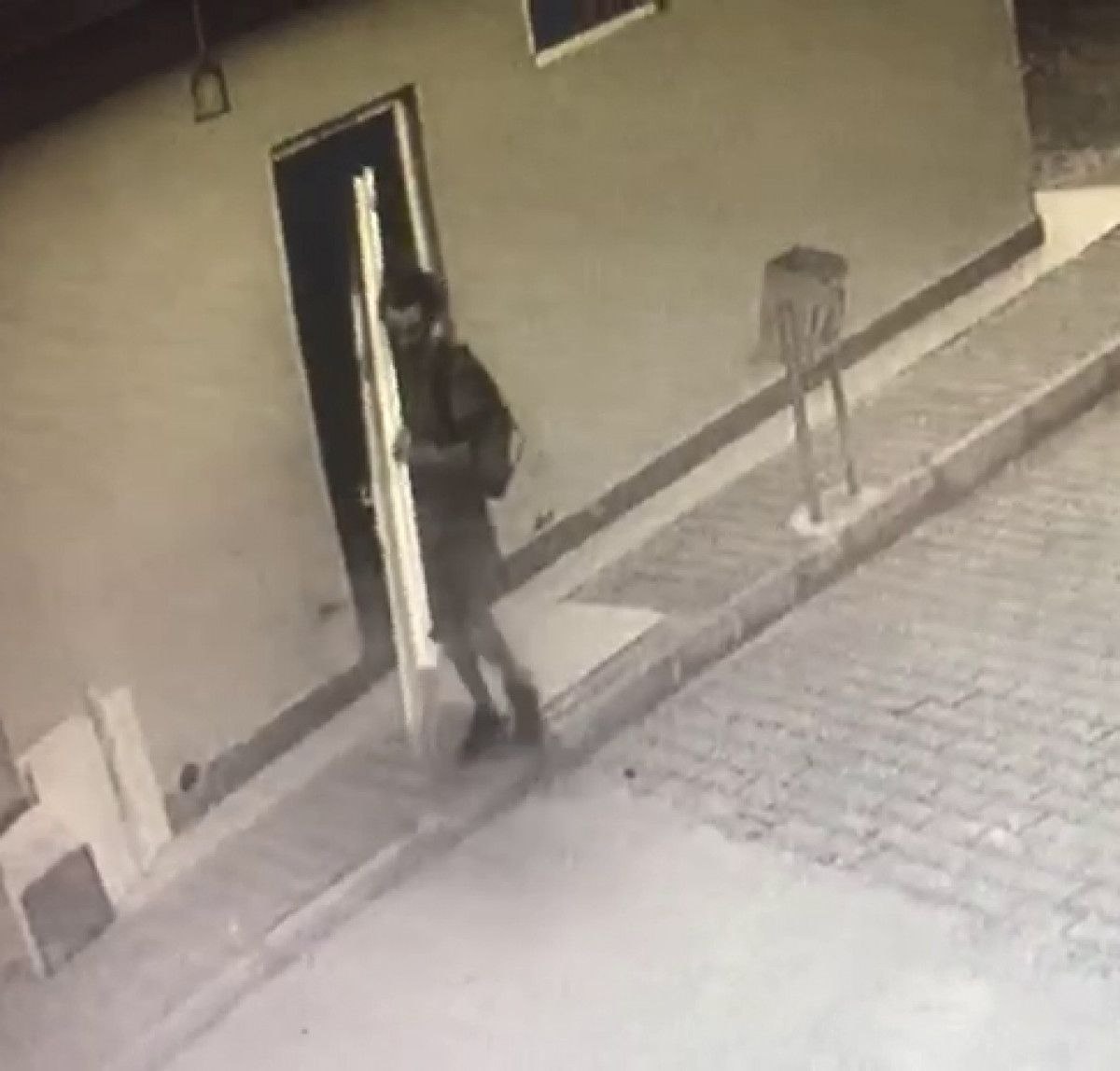 Antalya'da caminin tuvalet kapılarını çalıp omzunda götürdü
