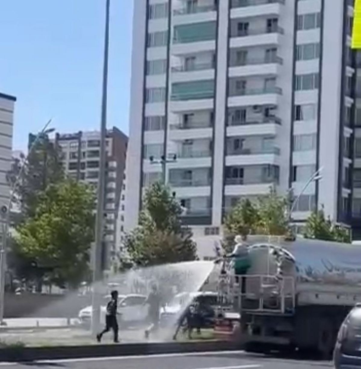 Diyarbakır'da sıcaktan bunalan çocuklar, sulama tankerinin peşinden koştu