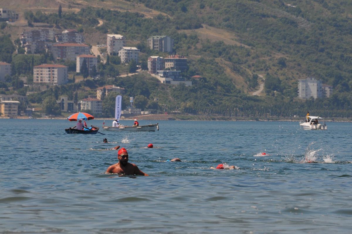 İzmit Körfezi'nde karşı kıyıya 2 bin 622 metre yüzerek yarıştılar