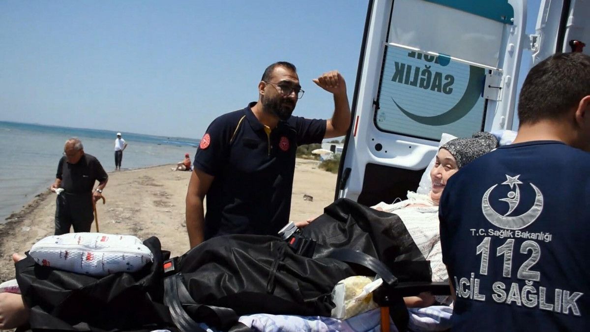 Aydın'da yaşayan yatalak hastanın deniz kenarı isteği gerçekleştirildi