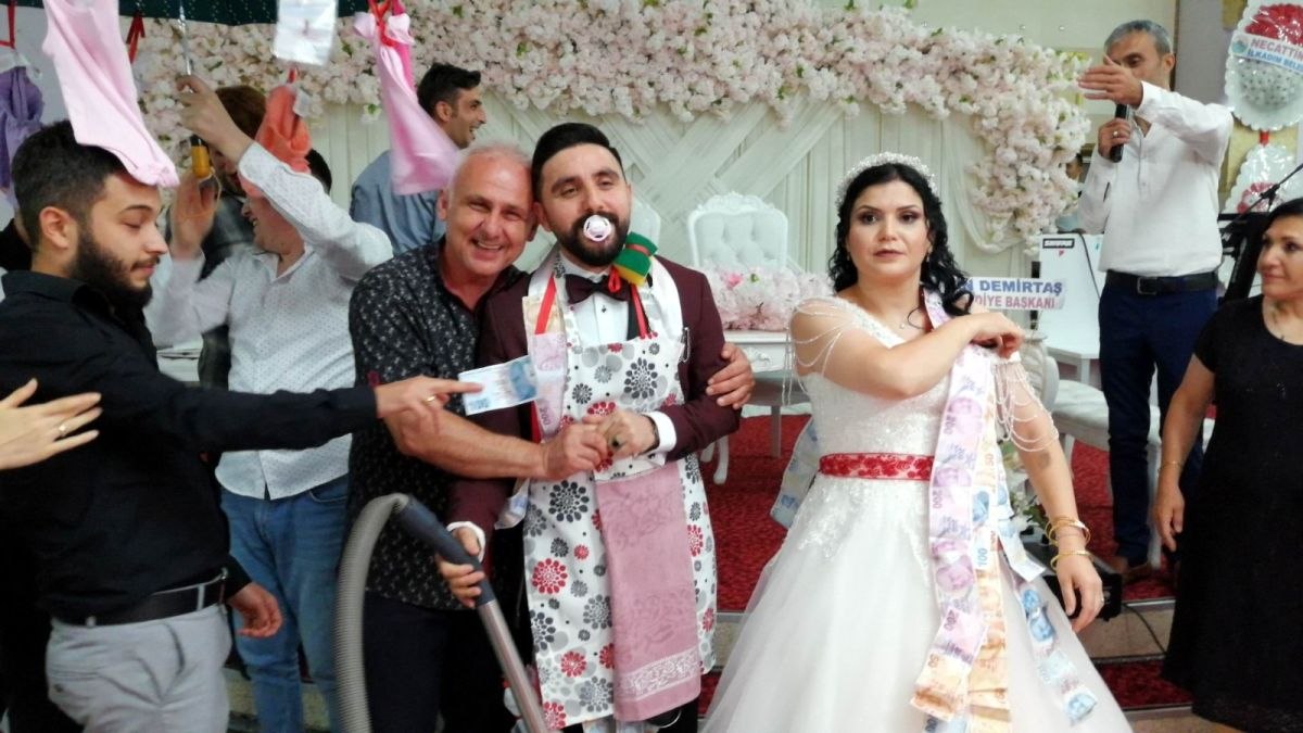 Samsun'da düğünde damada takılanlar davetlileri güldürdü