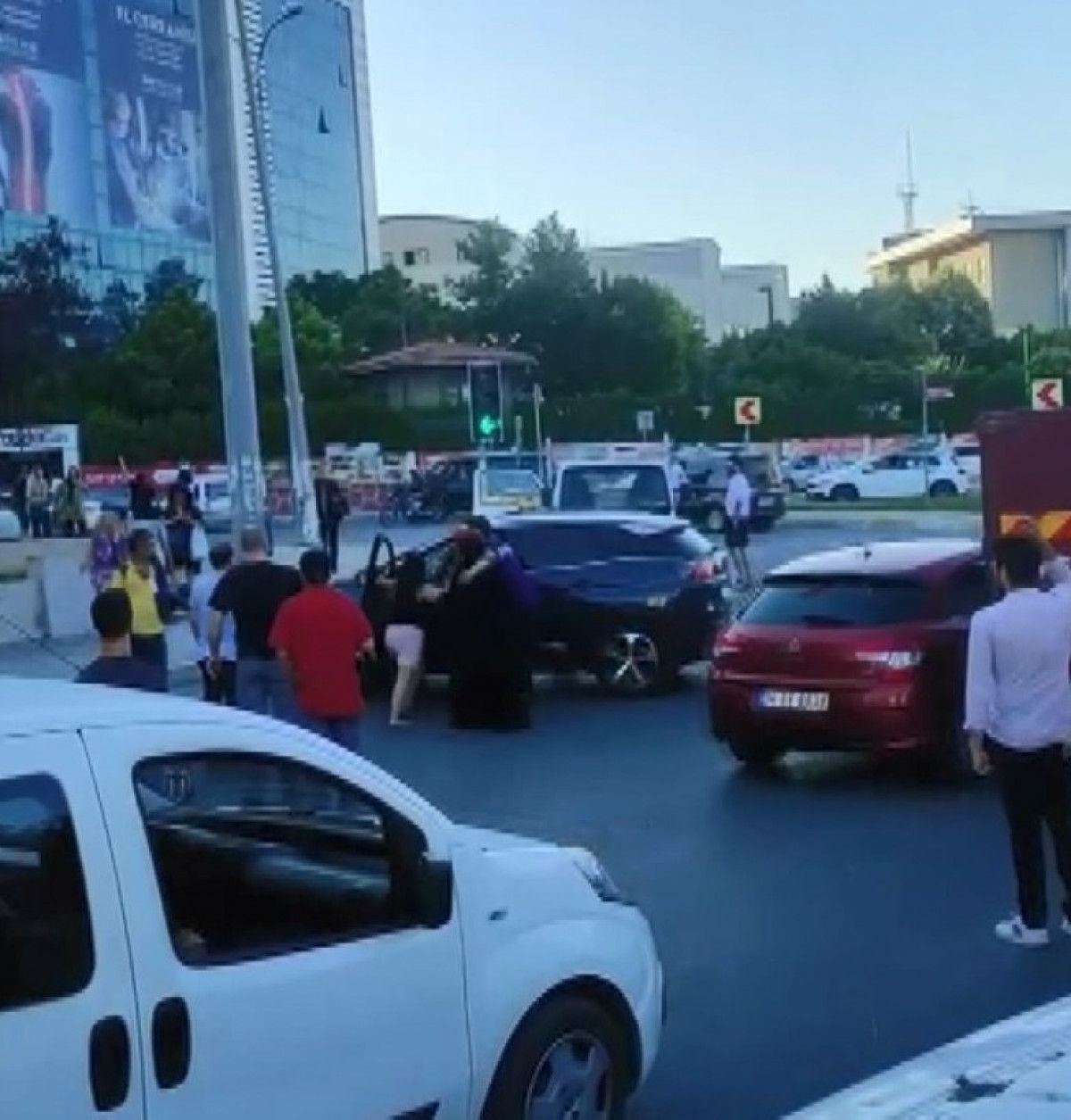 Beylikdüzü'nde trafikte kavga eden sürücü, aracını yayaların üzerine sürdü
