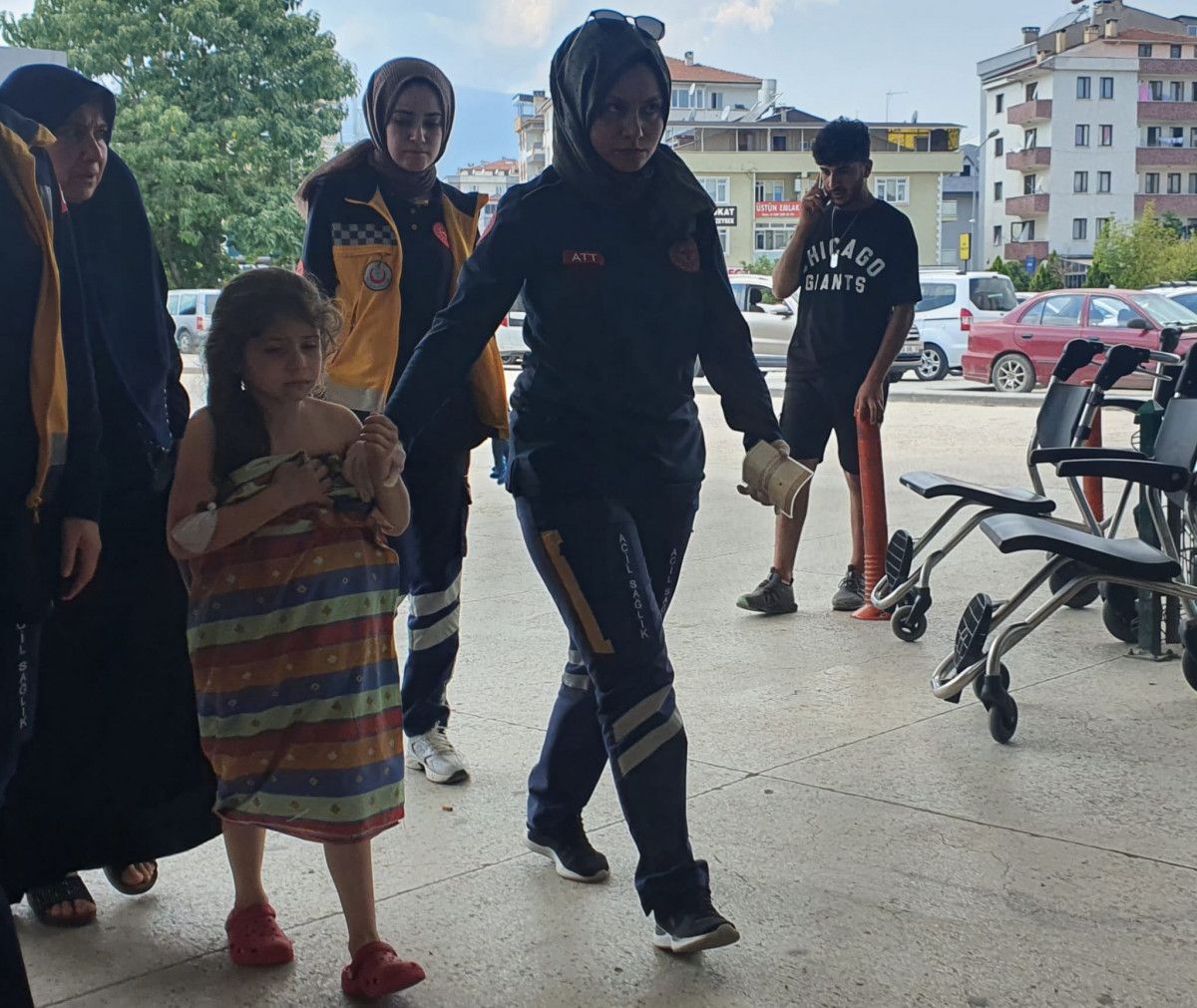 Bursa'da ateşin üzerine düşen küçük kızın sırtı yandı