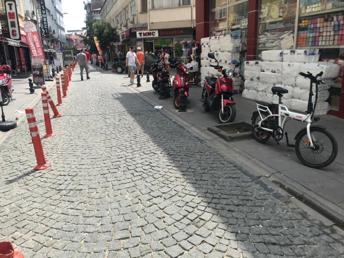 Eskişehir'de motosikletler yaya yolunu işgal etti