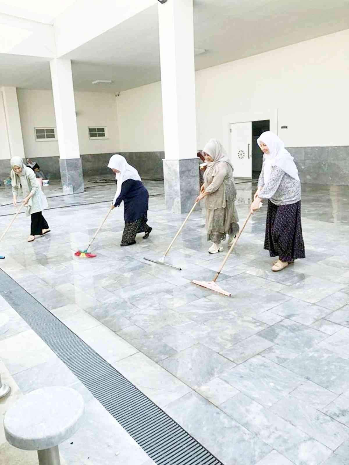Afyonkarahisar'da 30 ev kadını her hafta bir camiyi temizliyor