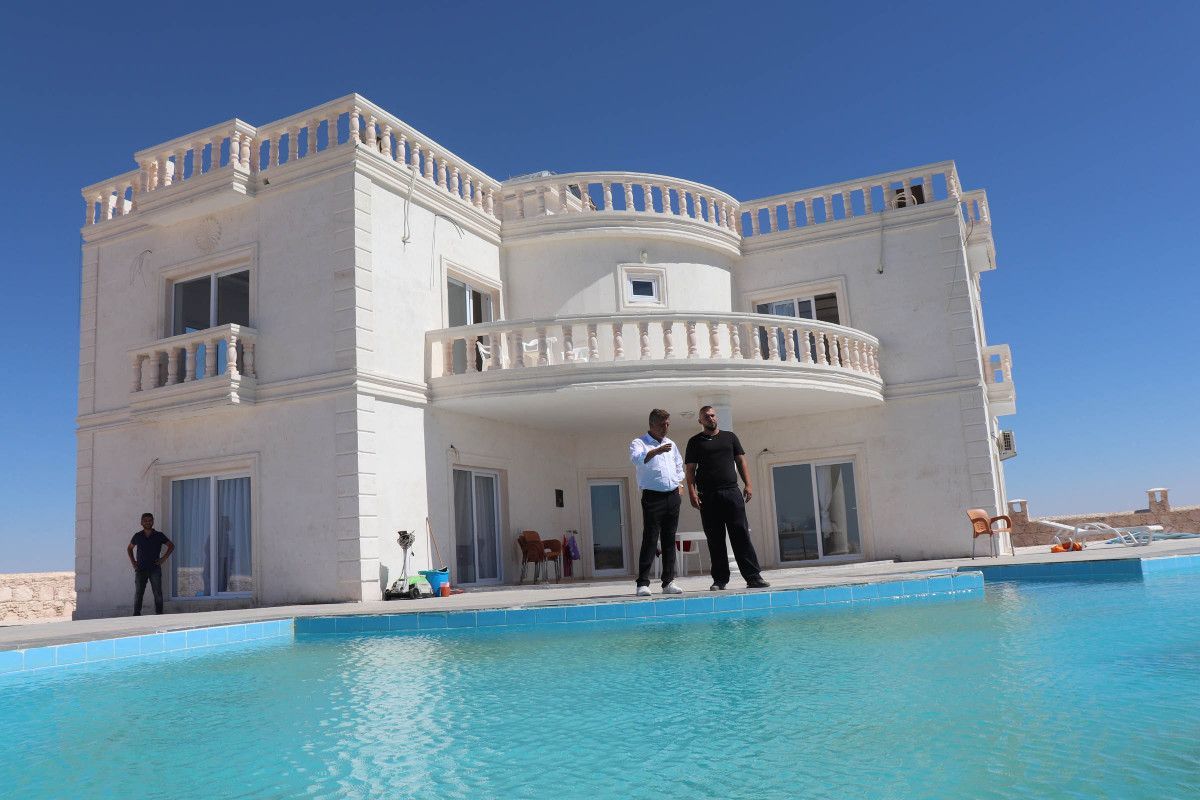 Çocukları Avrupa'dan dönsün diye Mardin'e havuzlu villa yaptırdı