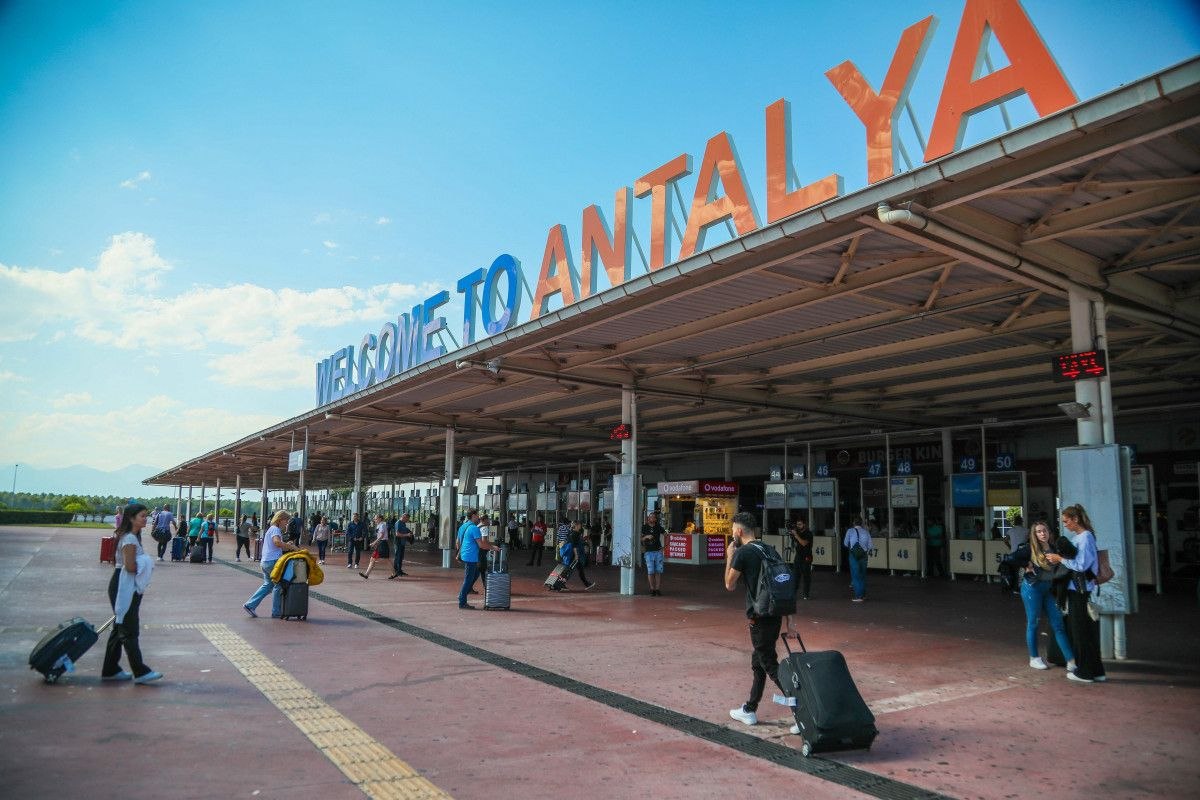 Turizm merkezi 5 şehrin havalimanlarını, 5 ayda 32 milyon yolcu kullandı